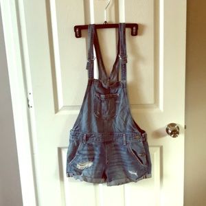 Super cute hollister overall shorts!